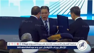 شاهد| نائب الرئيس التنفيذي لمجموعة هاير يهدي السيسي هدية تذكارية في عيد العمال