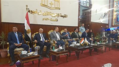 محافظ أسيوط يزور الكنيسة الإنجيلية الأولى لتقديم التهاني بعيد القيامة المجيد