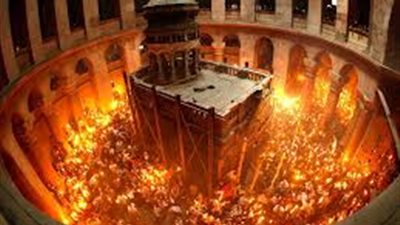 ظهور النور المقدس بكنيسة القيامة بالقدس 