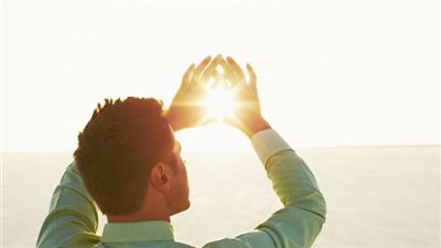 حماية نفسك من أشعة الشمس الضارة في فصل الصيف: نصائح فعّالة للحفاظ على صحتك