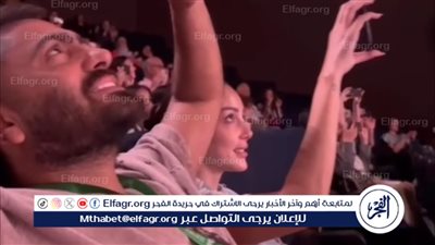 برفقة طليقته.. تامر حسني يدعم ابنته في حفل تخرجها 