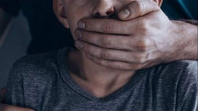 استغل خروج زوجته.. تفاصيل هتك عرض طفل على يد زوج الأم في بولاق الدكرور