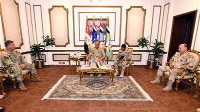  وزير الدفاع والإنتاج الحربي يلتقي قائد القيادة المركزية الأمريكية 