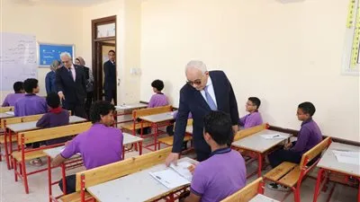 وزير التعليم يتابع امتحانات صفوف النقل بمدرسة مصطفى كامل الرسمية المتميزة 