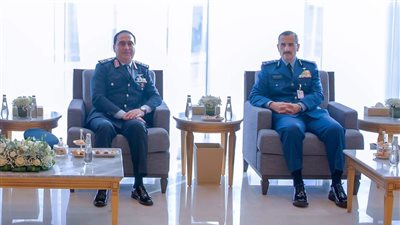 قائد القوات الجوية يلتقي نظيره السعودي ويشارك الاحتفال بتخريج الدفعة (103) من طلبة كلية الملك فيصل 