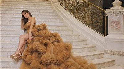 باللون البيج.. نسرين طافش تتألق بفستان قصير 