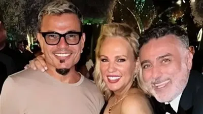 بالأحضان.. تعرف علي تفاصيل صورة عمرو دياب وشيرين رضا في الجونة  