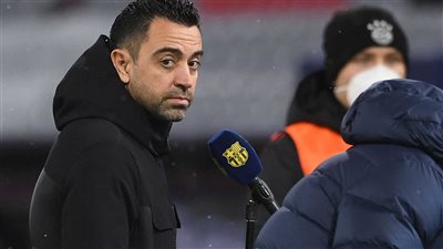 خلاف جديد بين تشافي وديكو في برشلونة بسبب مهاجم البلوجرانا