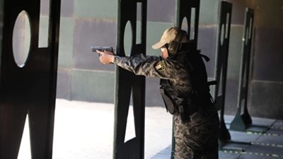 بمشاركة العنصر النسائي.. الداخلية تُقيم مسابقة رماية بالأسلحة النارية لضباط الشرطة (صور)