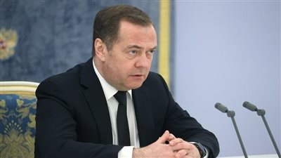 مدفيديف يطلق وصفا على انتخابات الرئاسة الأمريكية