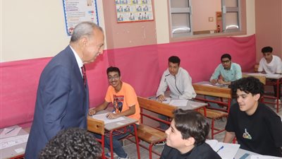 محافظ القليوبية يتفقد سير امتحانات الشهادة الإعدادية العامة والأزهرية في أول أيام الامتحانات