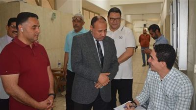 نائب رئيس جامعة الأزهر للوجه القبلي يتفقد امتحانات الفصل الدراسي الثاني بطب الأسنان بأسيوط