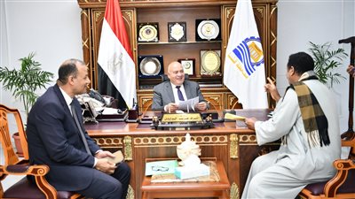 محافظ قنا يستقبل 82 مواطنا ويوجه بفحص طلباتهم وشكواهم