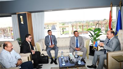 محافظ أسوان يلتقي بوفد الجهاز المركزي لتنظيم الاتصالات