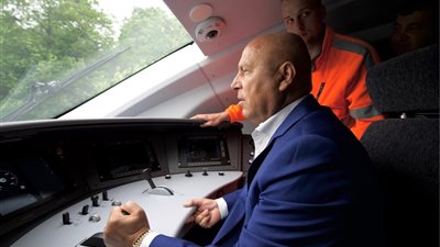 اختبار قيادة.. وزير النقل يقود أول قطار كهربائي سريع (صور)