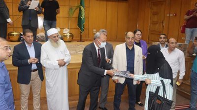 محافظ القليوبية يسلم ملابس الإحرام الخاصة بحجاج الجمعيات الأهلية 