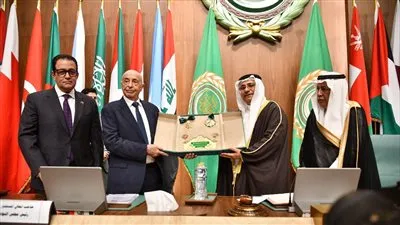 البرلمان العربي يمنح رئيس مجلس النواب الليبي وسام التميز العربي تقديرا لمواقفه تجاه قضايا الأمة