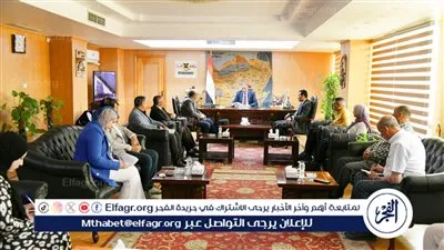 محافظ الفيوم يناقش مشكلات ضعف ضغوط مياه الشرب