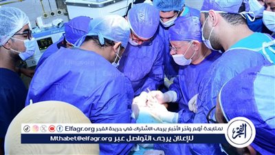 رئيس جامعة سوهاج يجري عملية لشاب مصاب 