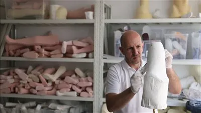 أصحاب الهمم في الإمارات يديرون مصنع الأطراف الصناعية لأطفال غزة