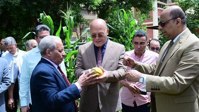 رئيس جامعة سوهاج يتفقد المزرعة النباتية البحثية بكلية العلوم