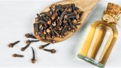 تعرفي علي فوائد زيت القرنفل لعلاج حب الشباب والبقع الداكنة