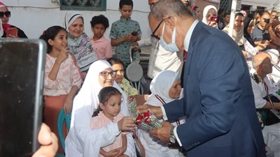 محافظ القليوبية يودع أول فوج حجاج قبل سفرهم لبيت الله الحرام