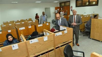 المنشاوي يتفقد الاختبارات الإلكترونية للمعهد الفني للتمريض بجامعة أسيوط