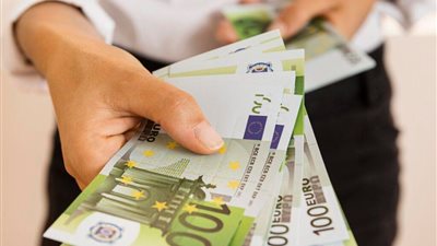 سعر اليورو أمام الجنيه المصري في تعاملات اليوم 9-6-2024 بالبنوك