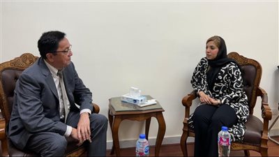 سفير كازاخستان بالقاهرة ومديرة منظمة تنمية المرأة يناقشان سبل التعاون الثنائي