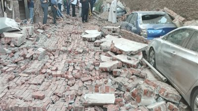 مصرع شخصين في انهيار سور مصنع بشبرا الخيمة (صور)