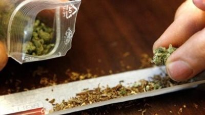 التحقيق مع عاطل لحيازته مخدر الحشيش في الوراق