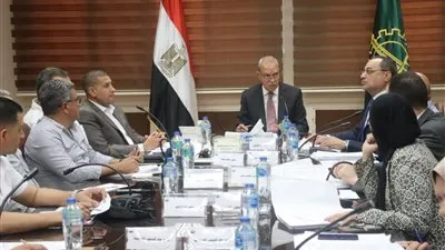 محافظ القليوبية يناقش الطلبات المقدمة لاستغلال أماكن الانتظار لعددٍ من الشوارع