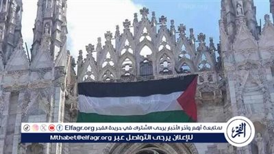 تعليق علم فلسطيني كبير بوسط ميلانو.. تفاصيل