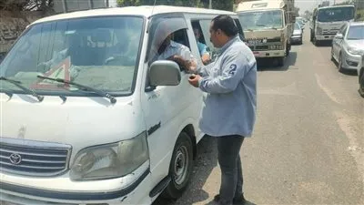 ضبط 10 سيارات ميكروباص تقوم بتقطيع المسافات بخطوط الحوامدية والبدرشين والعياط 