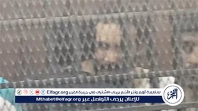 بالفيديو والصور.. أحضان وقبلات بعد حصول شقيقين وصديقهما على البراءة في الشروع بسرقة أسلاك كهربائية 