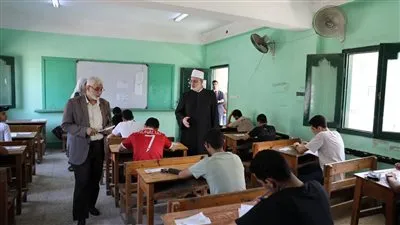 وكيل الأزهر يتفقد لجان امتحانات الشهادة الثانوية الأزهرية للغة الإنجليزية بمصر الجديدة 