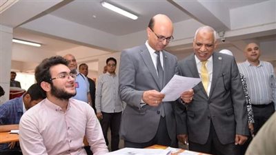 رئيس جامعة أسيوط يتفقد لجان امتحانات كليتي الحاسبات وطب الأسنان بالجامعة الأهلية