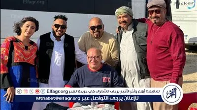 بصورة من الكواليس.. مصطفى بسيط يروج لفيلم 