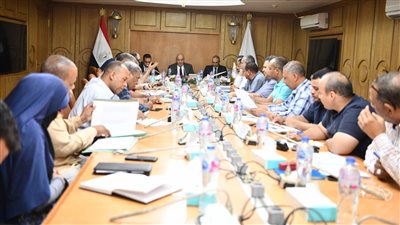 محافظ قنا يتابع مستجدات ملف تقنين الأراضي والتصالح بمخالفات البناء