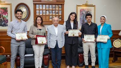 نقيب المهندسين يكرم 4 طلاب عن مشروع تخرجهم حول 