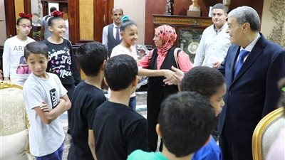 محافظ المنيا يهنئ أطفال مؤسستي البنات والبنين بمناسبة عيد الأضحى المبارك