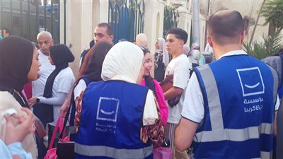 حياة كريمة يوزعون الحلوى على المصلين بمجمع المساجد في الإسكندرية 