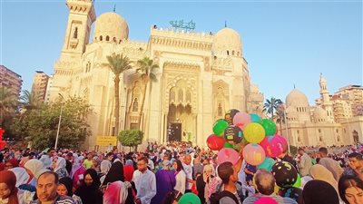 الألاف يصلون صلاة عيد الأضحى في مجمع أبو العباس بالإسكندرية 