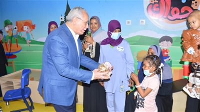 محافظ الأقصر يهنئ أطفال مرض السرطان بحلول عيد الأضحى المبارك