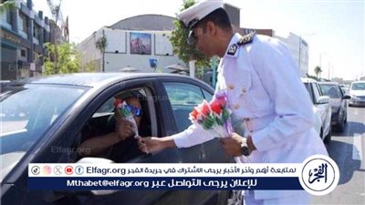 رجال الشرطة يشاركون المواطنين الإحتفال بعيد الأضحى ويوزعون الورود عليهم (فيديو)