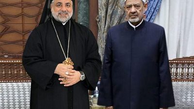 نيافة الأنبا عمانوئيل يقدم الدكتور أحمد الطيب بعيد الأضحى المبارك