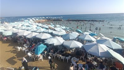 زحام كبير على شواطىء شرق الإسكندرية في يوم العطلة الرسمية