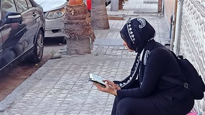 بقرأة القرآن.. أولياء أمور طلاب الثانوية العامة في حالة ترقب أول أيام الامتحانات