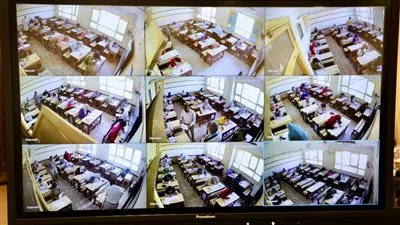 التعليم: ضبط طالب بسماعة أذن داخل لجنة امتحانية بالسويس خلال امتحان اللغة العربية وآخر بسوهاج